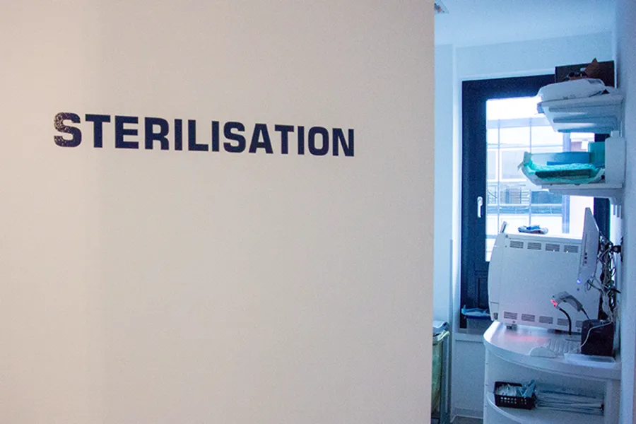 Sterilisation Schriftzug an der Tür